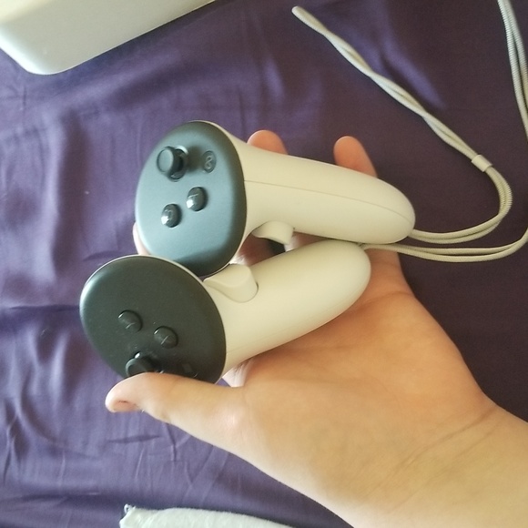 VR Headset with Controllers - White - Picture 3 of 3